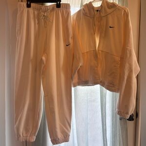 Women’s Nike sweatpants and jacket set